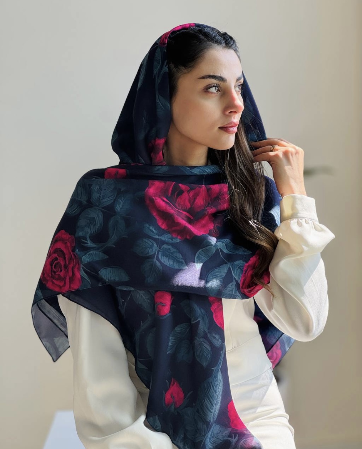 روسری نخی زنانه چهارفصل قواره ۱۳۰ با طراحی اختصاصی