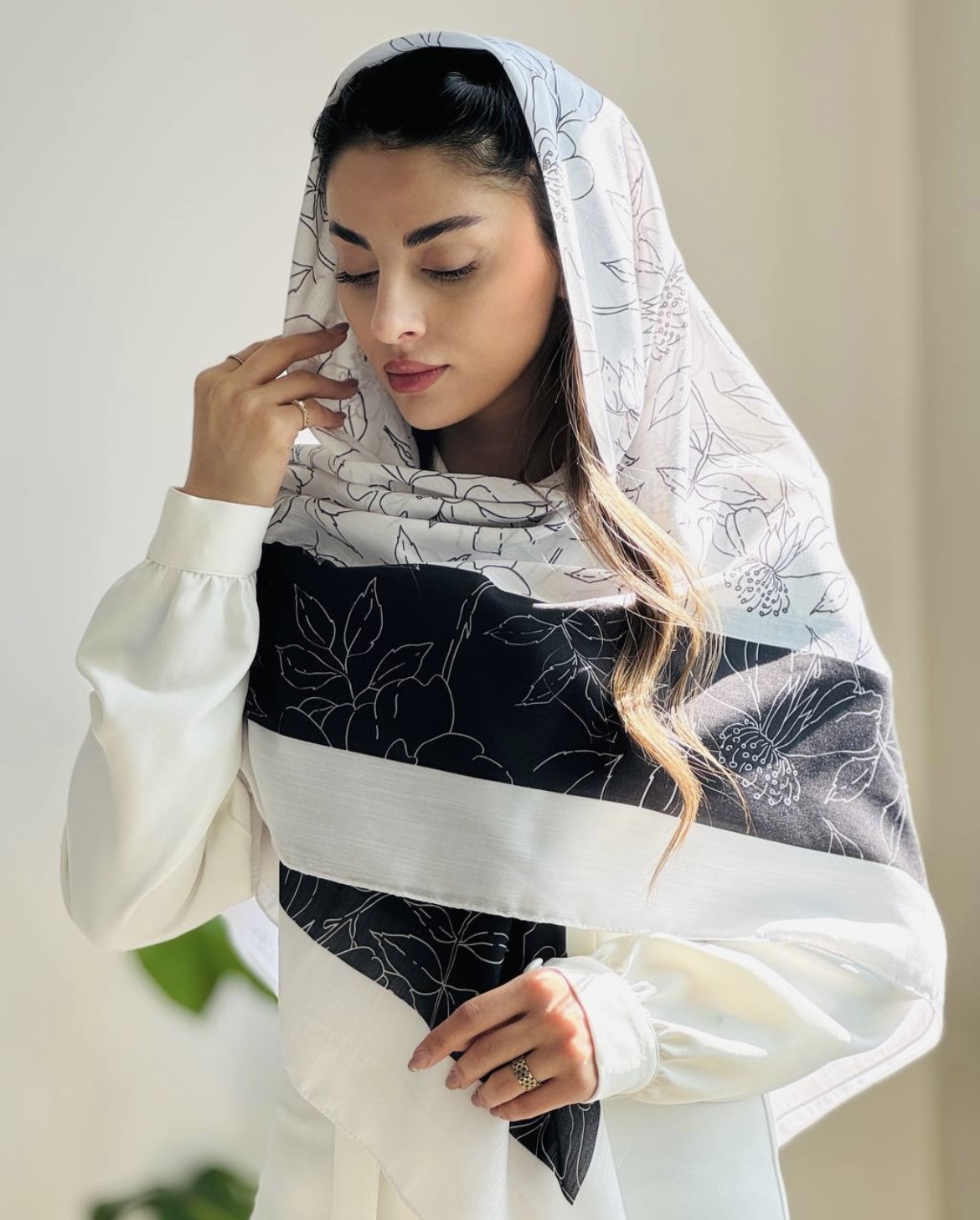 روسری نخی زنانه چهارفصل قواره ۱۳۰ با طراحی اختصاصی