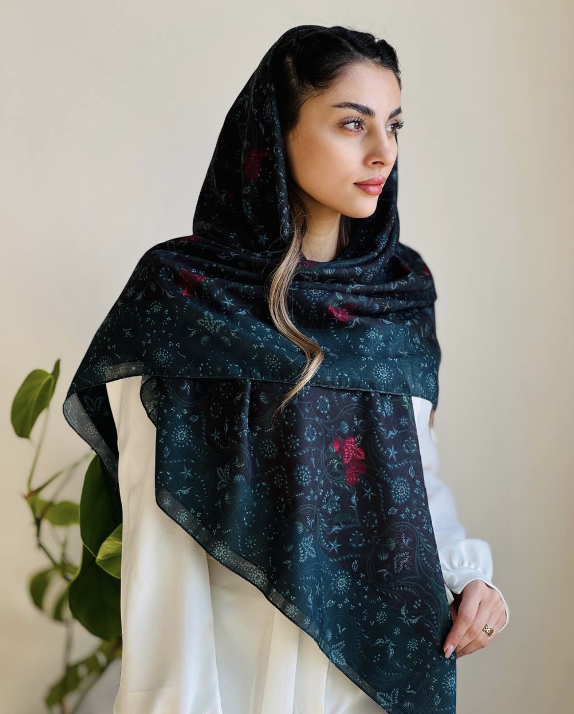 روسری نخی زنانه چهارفصل قواره ۱۳۰ با طراحی اختصاصی