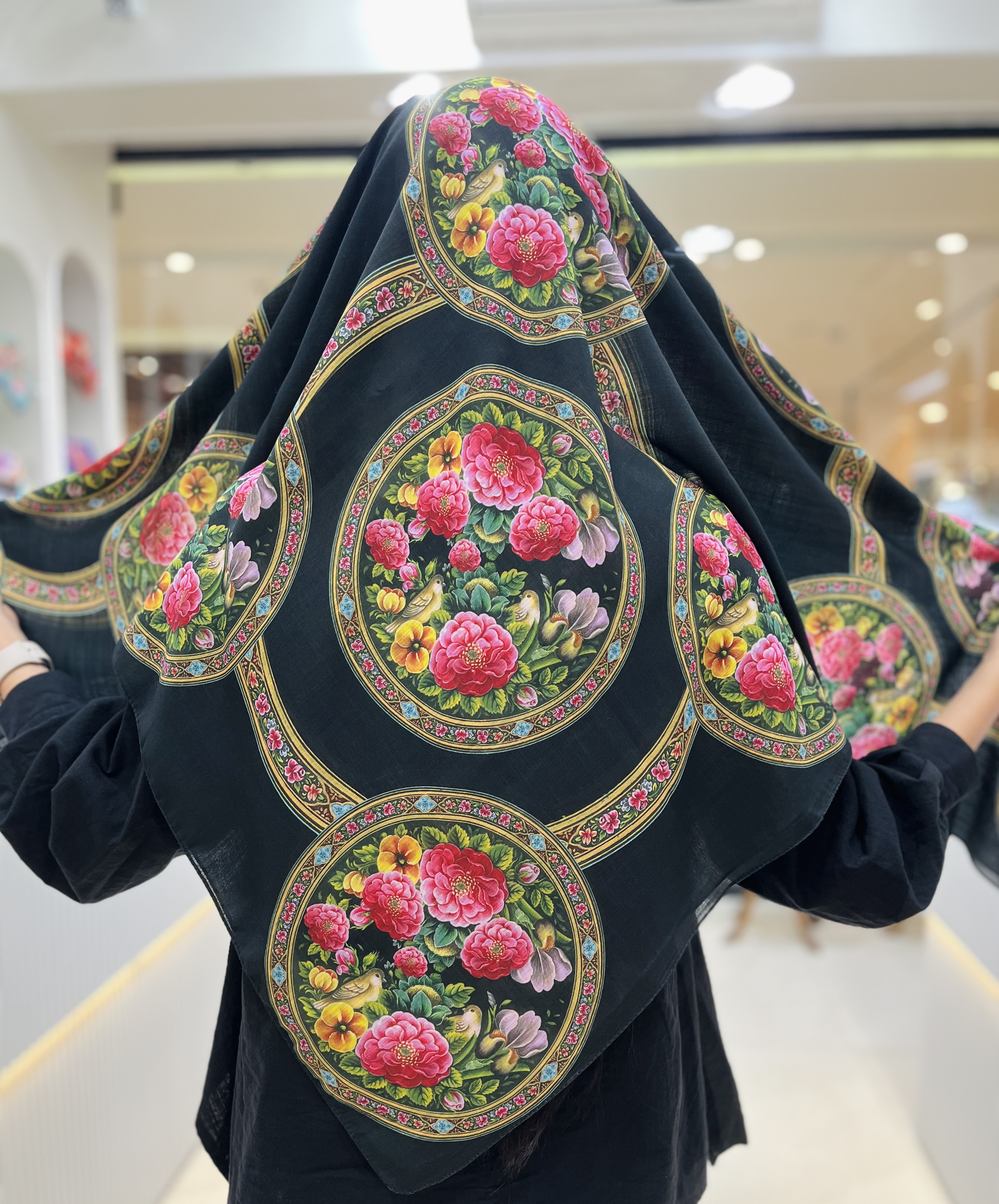 روسری نخی زنانه چهارفصل قواره ۱۳۰ با طراحی اختصاصی
