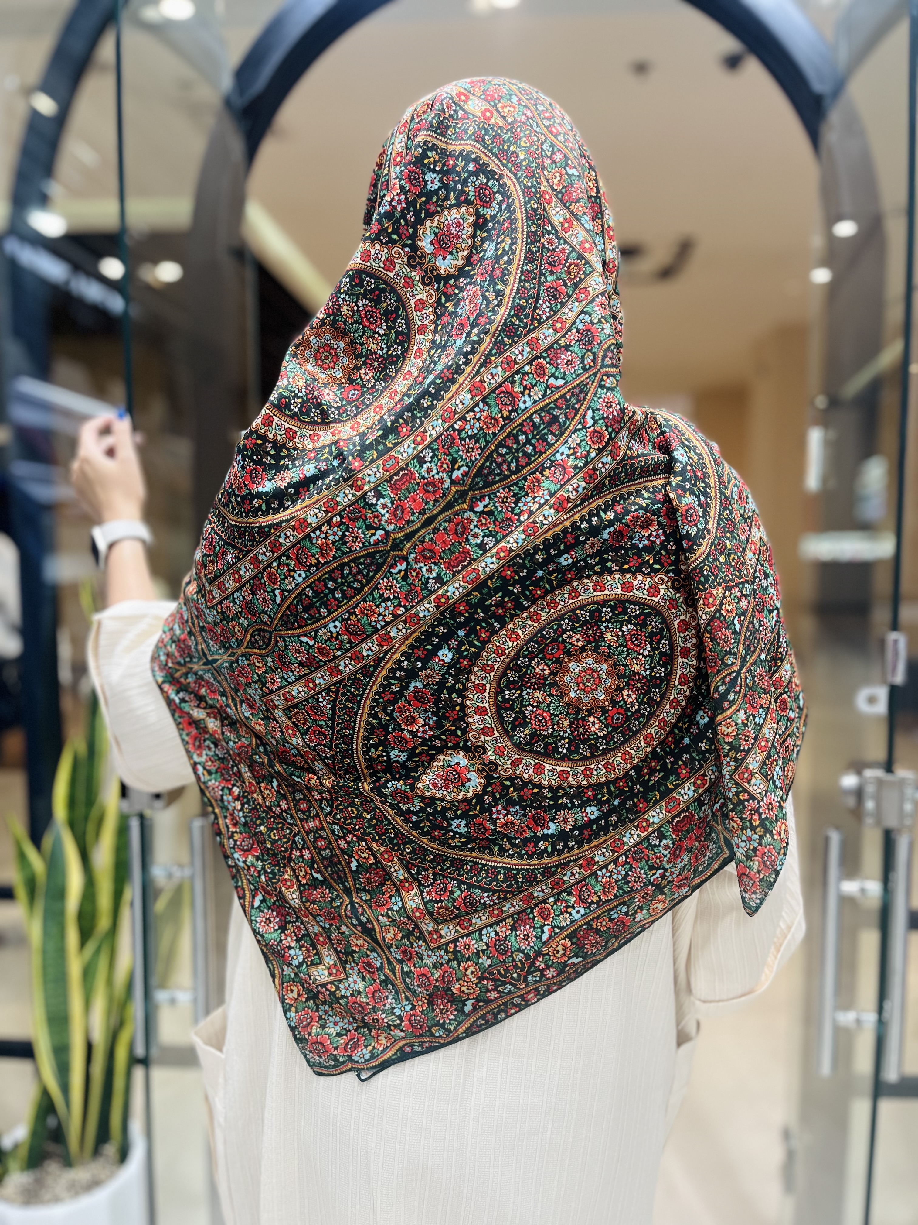 روسری نخی زنانه چهارفصل قواره ۱۳۰ با طراحی اختصاصی