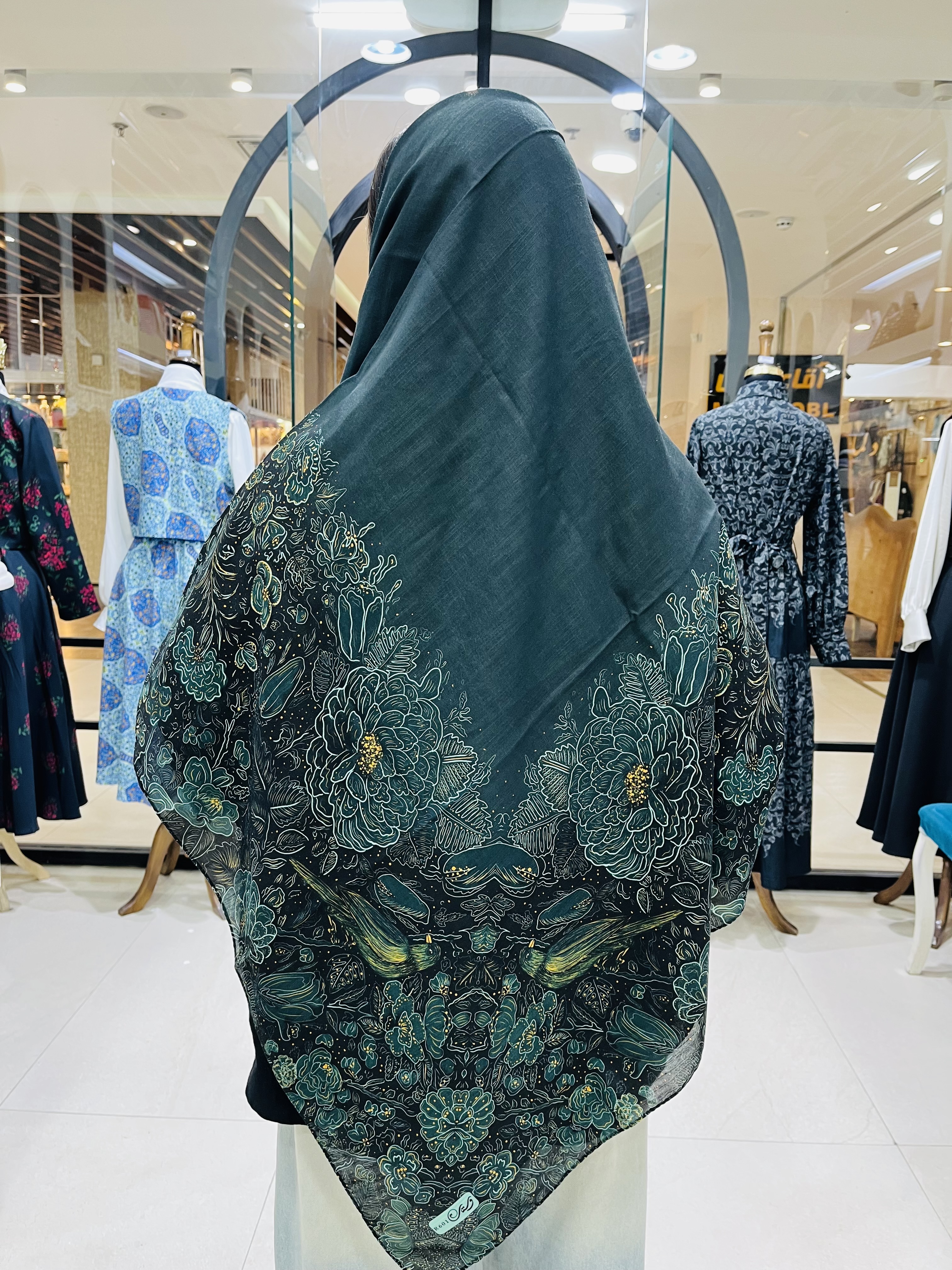 روسری نخی زنانه چهارفصل قواره ۱۳۰ با طراحی اختصاصی
